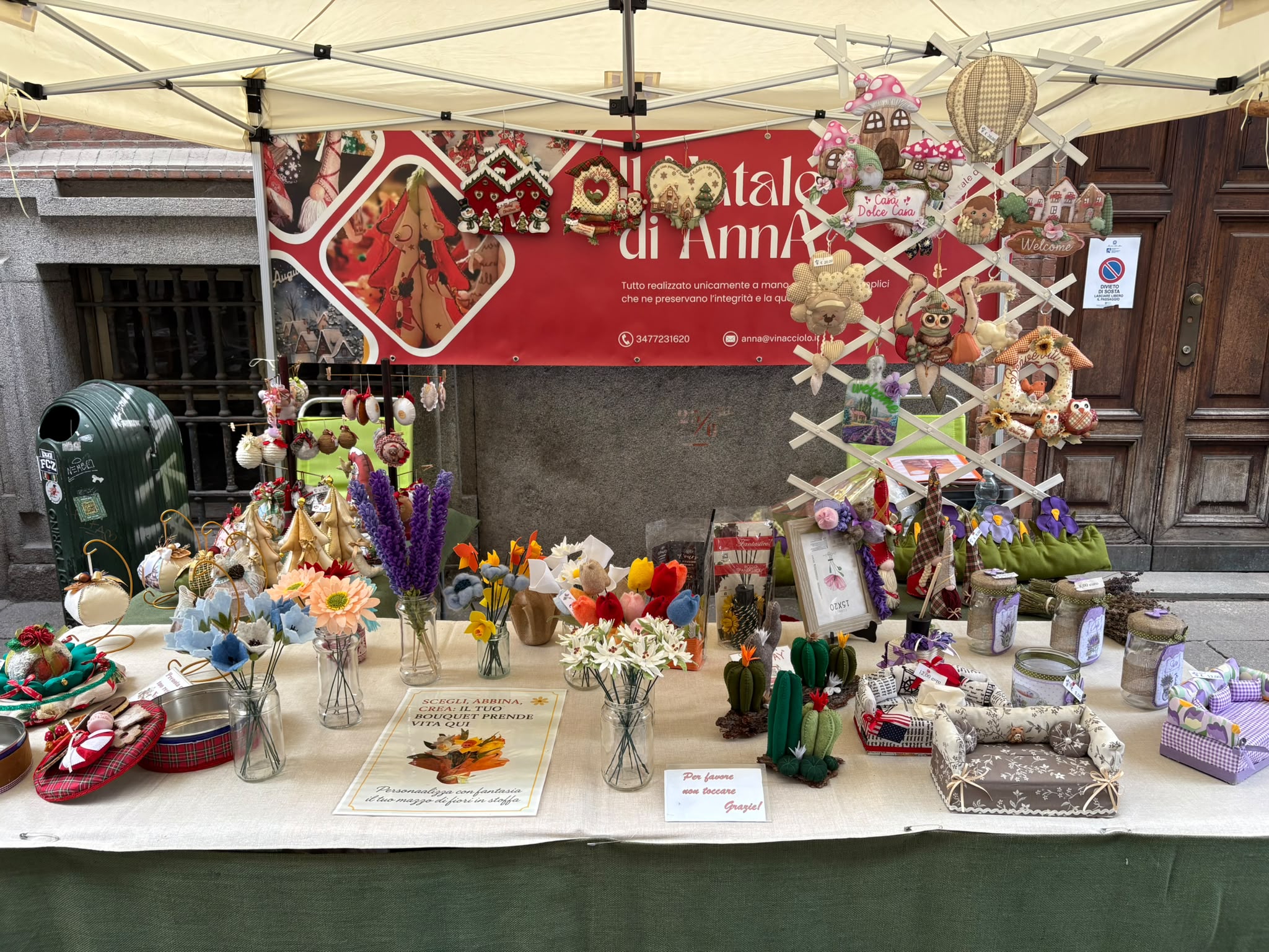 Le creazioni di Anna esposte al mercatino